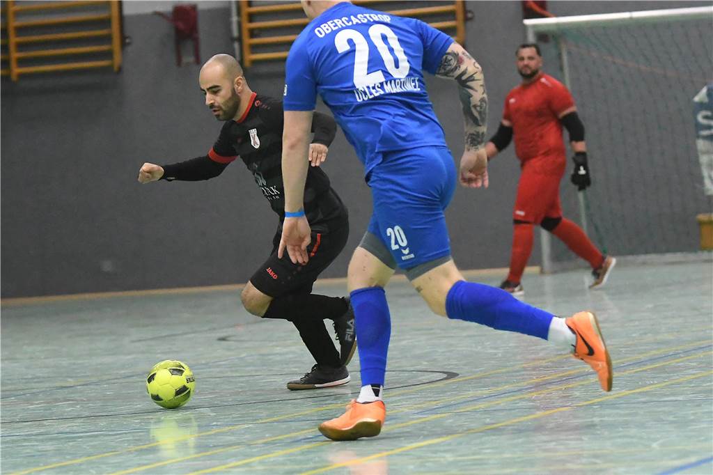 Bei der Hallenfußballstadtmeisterschaft 2024 in Castrop-Rauxel konnte sich der SV Wacker Obercastrop gegen den FC Castrop-Rauxel im Endspiel knapp mit 2:1 durchsetzen. Hier sind alle Bilder von der Vorrunde am Samstag (28. Dezember) bis zur Endrunde (29. Dezember) auf einen Blick.