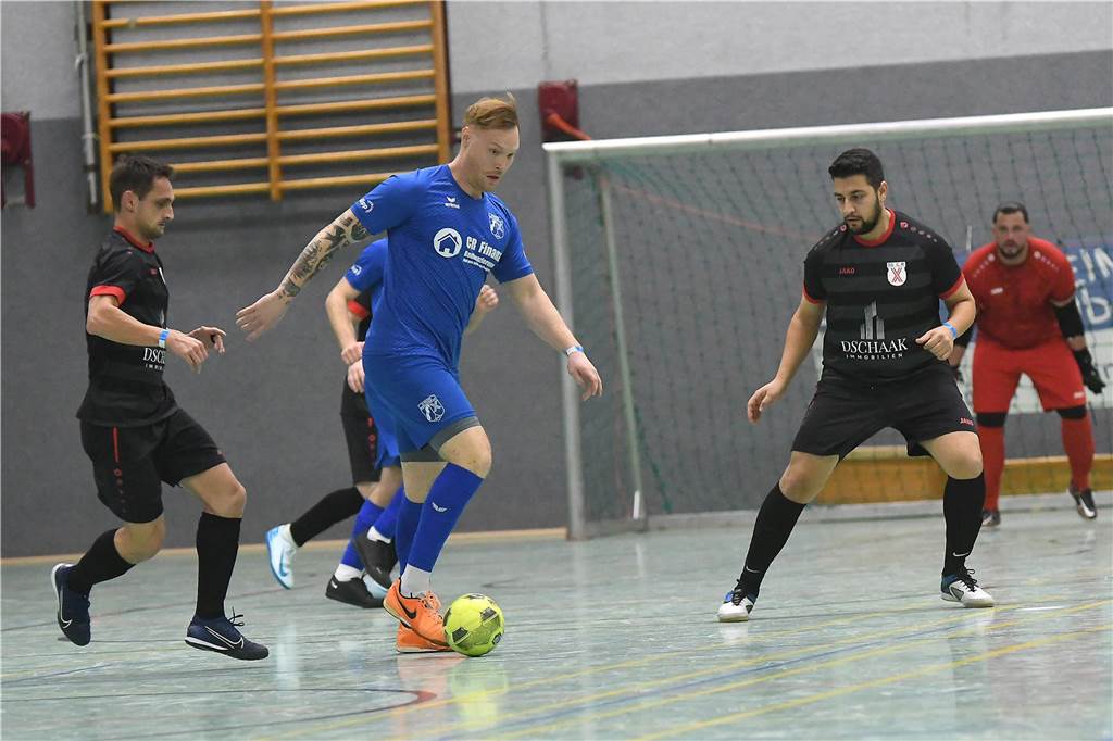 Bei der Hallenfußballstadtmeisterschaft 2024 in Castrop-Rauxel konnte sich der SV Wacker Obercastrop gegen den FC Castrop-Rauxel im Endspiel knapp mit 2:1 durchsetzen. Hier sind alle Bilder von der Vorrunde am Samstag (28. Dezember) bis zur Endrunde (29. Dezember) auf einen Blick.