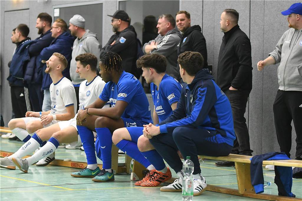 Bei der Hallenfußballstadtmeisterschaft 2024 in Castrop-Rauxel konnte sich der SV Wacker Obercastrop gegen den FC Castrop-Rauxel im Endspiel knapp mit 2:1 durchsetzen. Hier sind alle Bilder von der Vorrunde am Samstag (28. Dezember) bis zur Endrunde (29. Dezember) auf einen Blick.