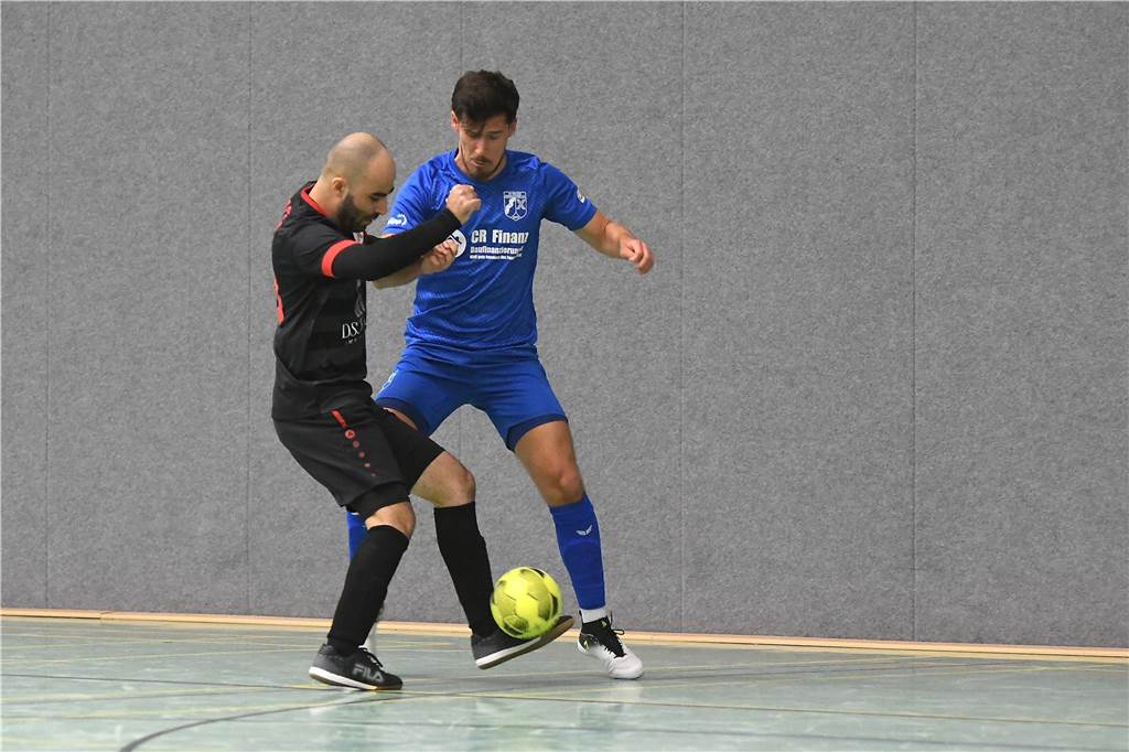 Bei der Hallenfußballstadtmeisterschaft 2024 in Castrop-Rauxel konnte sich der SV Wacker Obercastrop gegen den FC Castrop-Rauxel im Endspiel knapp mit 2:1 durchsetzen. Hier sind alle Bilder von der Vorrunde am Samstag (28. Dezember) bis zur Endrunde (29. Dezember) auf einen Blick.