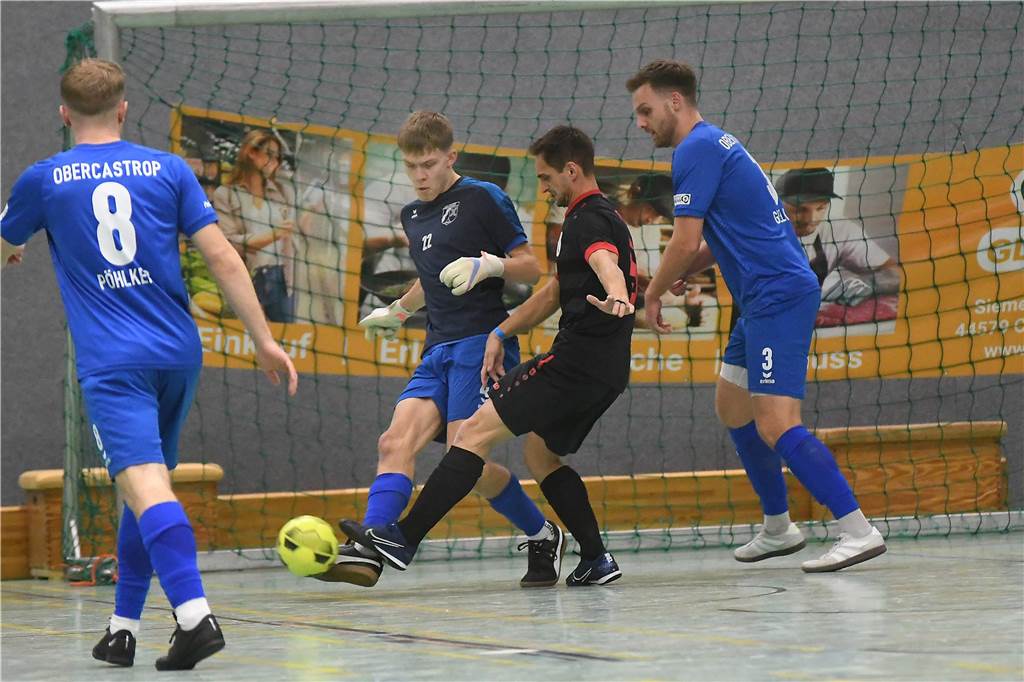 Bei der Hallenfußballstadtmeisterschaft 2024 in Castrop-Rauxel konnte sich der SV Wacker Obercastrop gegen den FC Castrop-Rauxel im Endspiel knapp mit 2:1 durchsetzen. Hier sind alle Bilder von der Vorrunde am Samstag (28. Dezember) bis zur Endrunde (29. Dezember) auf einen Blick.
