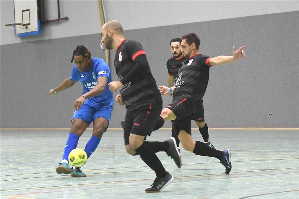 Bei der Hallenfußballstadtmeisterschaft 2024 in Castrop-Rauxel konnte sich der SV Wacker Obercastrop gegen den FC Castrop-Rauxel im Endspiel knapp mit 2:1 durchsetzen. Hier sind alle Bilder von der Vorrunde am Samstag (28. Dezember) bis zur Endrunde (29. Dezember) auf einen Blick.