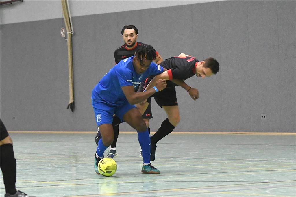 Bei der Hallenfußballstadtmeisterschaft 2024 in Castrop-Rauxel konnte sich der SV Wacker Obercastrop gegen den FC Castrop-Rauxel im Endspiel knapp mit 2:1 durchsetzen. Hier sind alle Bilder von der Vorrunde am Samstag (28. Dezember) bis zur Endrunde (29. Dezember) auf einen Blick.