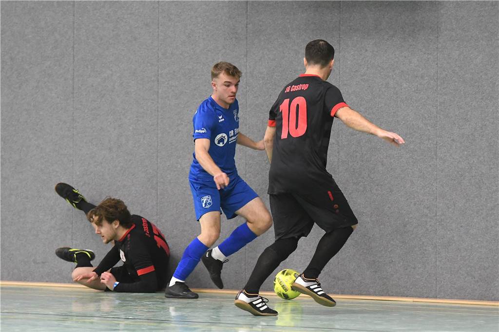Bei der Hallenfußballstadtmeisterschaft 2024 in Castrop-Rauxel konnte sich der SV Wacker Obercastrop gegen den FC Castrop-Rauxel im Endspiel knapp mit 2:1 durchsetzen. Hier sind alle Bilder von der Vorrunde am Samstag (28. Dezember) bis zur Endrunde (29. Dezember) auf einen Blick.