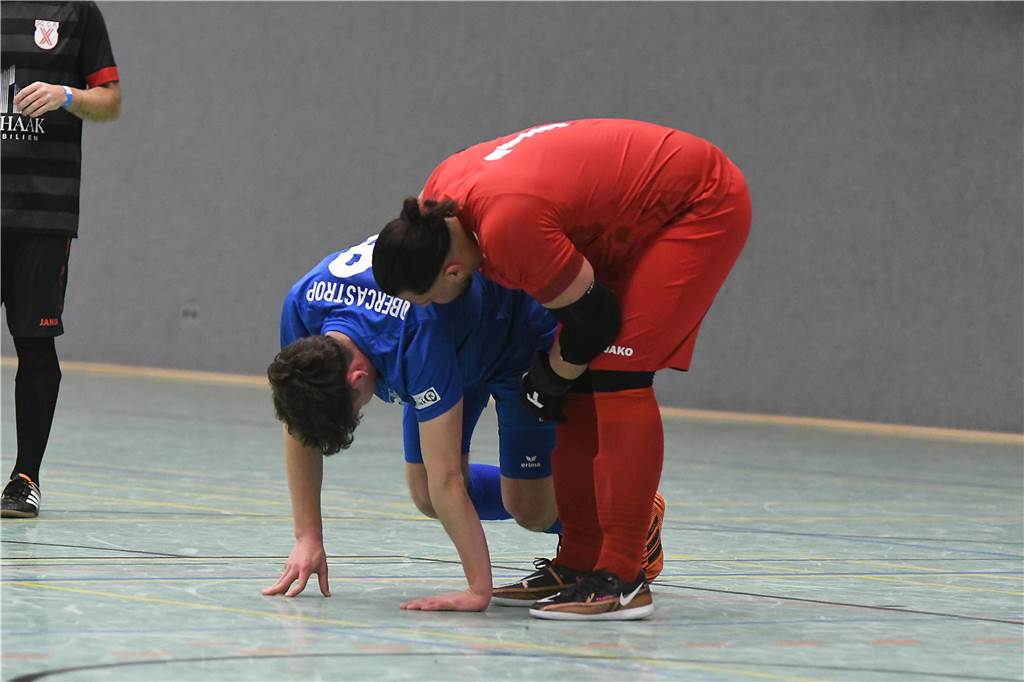 Bei der Hallenfußballstadtmeisterschaft 2024 in Castrop-Rauxel konnte sich der SV Wacker Obercastrop gegen den FC Castrop-Rauxel im Endspiel knapp mit 2:1 durchsetzen. Hier sind alle Bilder von der Vorrunde am Samstag (28. Dezember) bis zur Endrunde (29. Dezember) auf einen Blick.