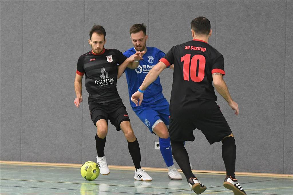 Bei der Hallenfußballstadtmeisterschaft 2024 in Castrop-Rauxel konnte sich der SV Wacker Obercastrop gegen den FC Castrop-Rauxel im Endspiel knapp mit 2:1 durchsetzen. Hier sind alle Bilder von der Vorrunde am Samstag (28. Dezember) bis zur Endrunde (29. Dezember) auf einen Blick.