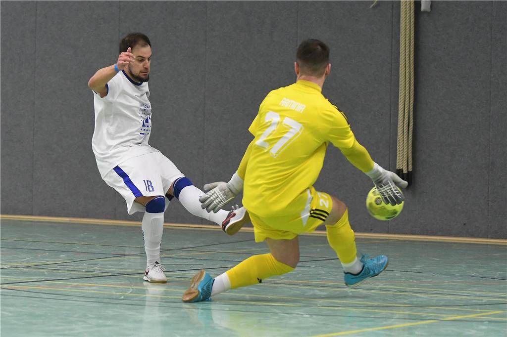 Bei der Hallenfußballstadtmeisterschaft 2024 in Castrop-Rauxel konnte sich der SV Wacker Obercastrop gegen den FC Castrop-Rauxel im Endspiel knapp mit 2:1 durchsetzen. Hier sind alle Bilder von der Vorrunde am Samstag (28. Dezember) bis zur Endrunde (29. Dezember) auf einen Blick.