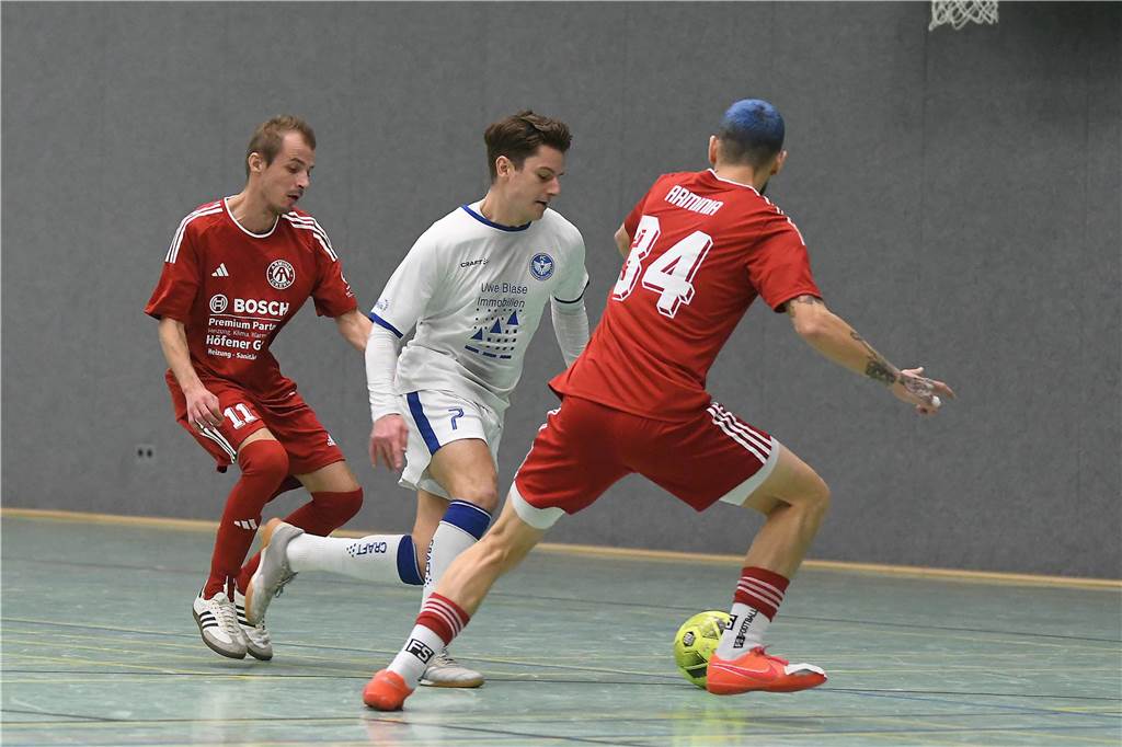 Bei der Hallenfußballstadtmeisterschaft 2024 in Castrop-Rauxel konnte sich der SV Wacker Obercastrop gegen den FC Castrop-Rauxel im Endspiel knapp mit 2:1 durchsetzen. Hier sind alle Bilder von der Vorrunde am Samstag (28. Dezember) bis zur Endrunde (29. Dezember) auf einen Blick.