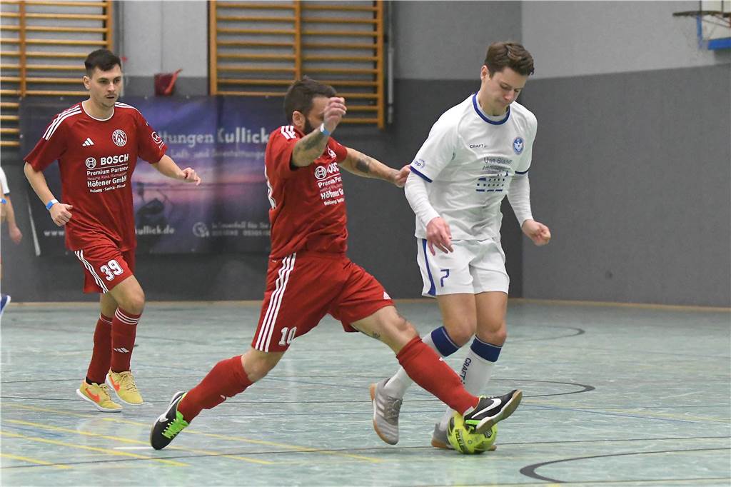 Bei der Hallenfußballstadtmeisterschaft 2024 in Castrop-Rauxel konnte sich der SV Wacker Obercastrop gegen den FC Castrop-Rauxel im Endspiel knapp mit 2:1 durchsetzen. Hier sind alle Bilder von der Vorrunde am Samstag (28. Dezember) bis zur Endrunde (29. Dezember) auf einen Blick.