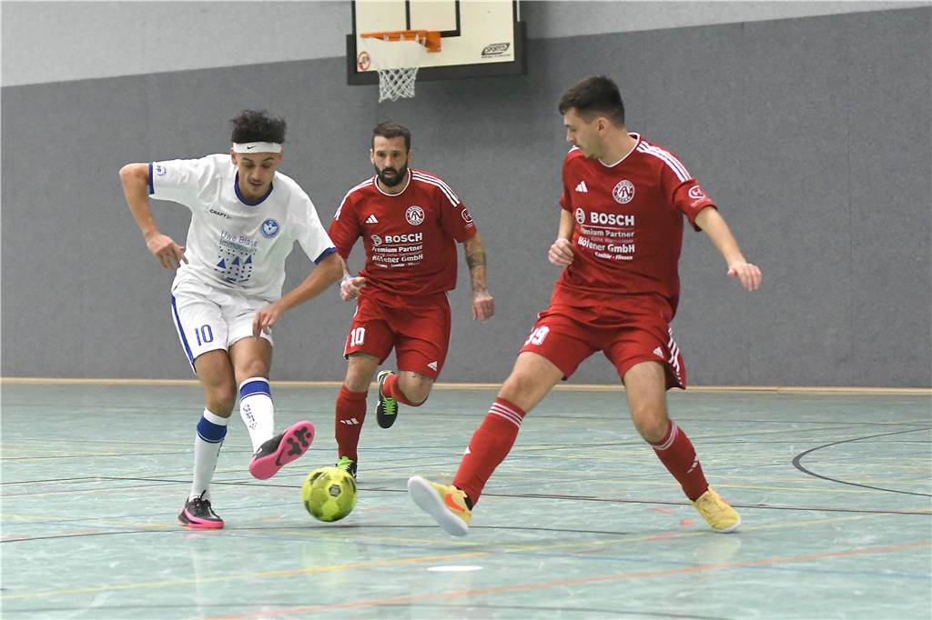 Bei der Hallenfußballstadtmeisterschaft 2024 in Castrop-Rauxel konnte sich der SV Wacker Obercastrop gegen den FC Castrop-Rauxel im Endspiel knapp mit 2:1 durchsetzen. Hier sind alle Bilder von der Vorrunde am Samstag (28. Dezember) bis zur Endrunde (29. Dezember) auf einen Blick.
