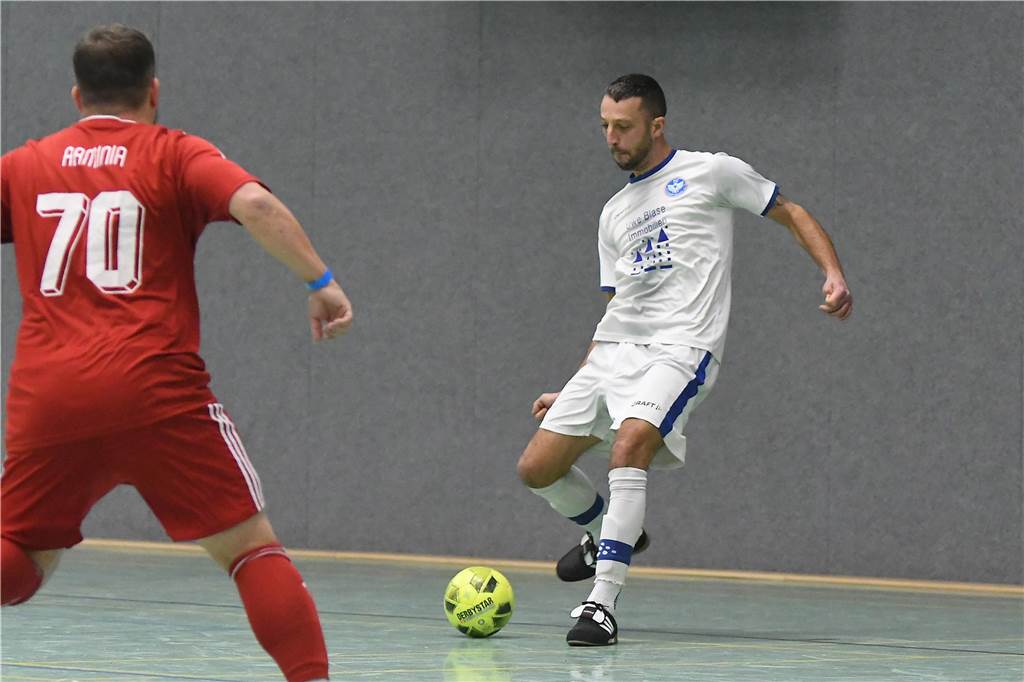 Bei der Hallenfußballstadtmeisterschaft 2024 in Castrop-Rauxel konnte sich der SV Wacker Obercastrop gegen den FC Castrop-Rauxel im Endspiel knapp mit 2:1 durchsetzen. Hier sind alle Bilder von der Vorrunde am Samstag (28. Dezember) bis zur Endrunde (29. Dezember) auf einen Blick.