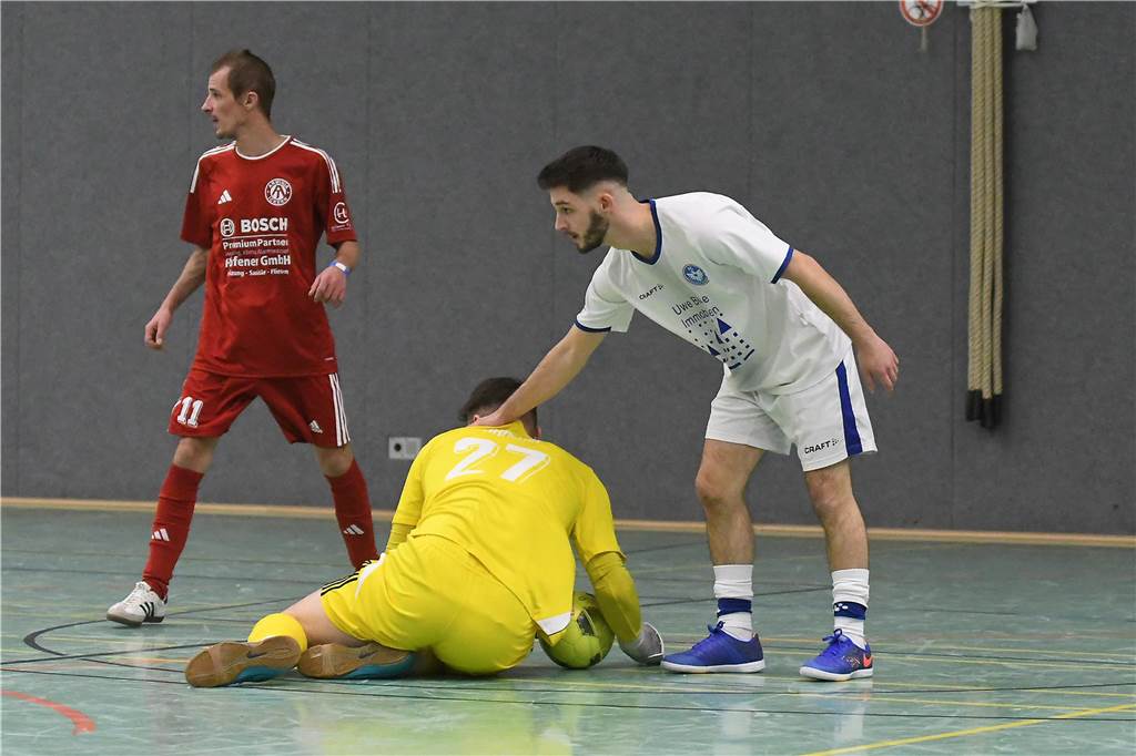 Bei der Hallenfußballstadtmeisterschaft 2024 in Castrop-Rauxel konnte sich der SV Wacker Obercastrop gegen den FC Castrop-Rauxel im Endspiel knapp mit 2:1 durchsetzen. Hier sind alle Bilder von der Vorrunde am Samstag (28. Dezember) bis zur Endrunde (29. Dezember) auf einen Blick.