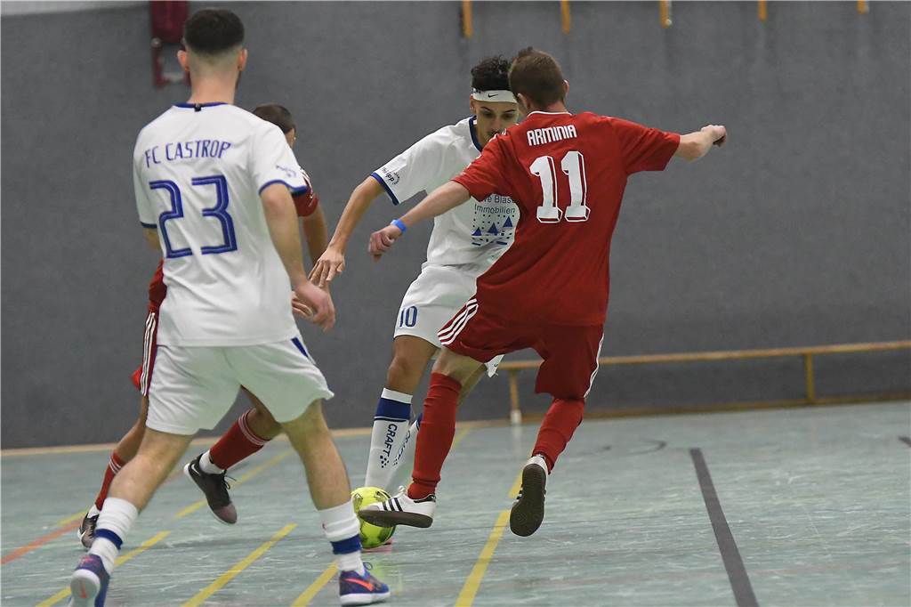 Bei der Hallenfußballstadtmeisterschaft 2024 in Castrop-Rauxel konnte sich der SV Wacker Obercastrop gegen den FC Castrop-Rauxel im Endspiel knapp mit 2:1 durchsetzen. Hier sind alle Bilder von der Vorrunde am Samstag (28. Dezember) bis zur Endrunde (29. Dezember) auf einen Blick.