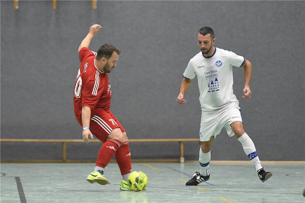Bei der Hallenfußballstadtmeisterschaft 2024 in Castrop-Rauxel konnte sich der SV Wacker Obercastrop gegen den FC Castrop-Rauxel im Endspiel knapp mit 2:1 durchsetzen. Hier sind alle Bilder von der Vorrunde am Samstag (28. Dezember) bis zur Endrunde (29. Dezember) auf einen Blick.