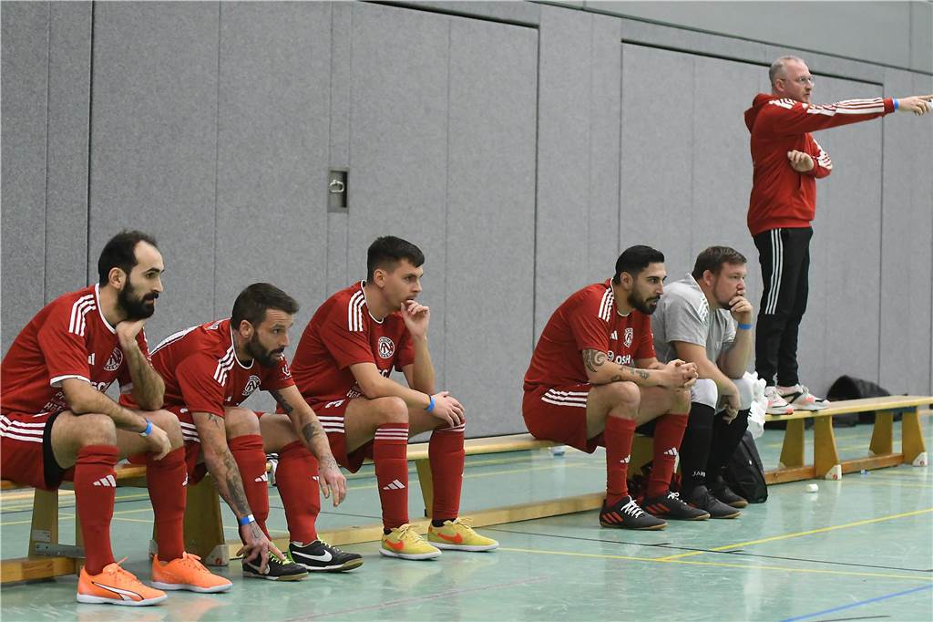 Bei der Hallenfußballstadtmeisterschaft 2024 in Castrop-Rauxel konnte sich der SV Wacker Obercastrop gegen den FC Castrop-Rauxel im Endspiel knapp mit 2:1 durchsetzen. Hier sind alle Bilder von der Vorrunde am Samstag (28. Dezember) bis zur Endrunde (29. Dezember) auf einen Blick.