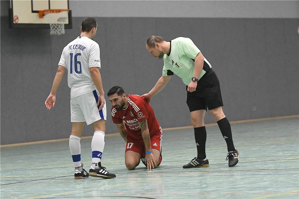 Bei der Hallenfußballstadtmeisterschaft 2024 in Castrop-Rauxel konnte sich der SV Wacker Obercastrop gegen den FC Castrop-Rauxel im Endspiel knapp mit 2:1 durchsetzen. Hier sind alle Bilder von der Vorrunde am Samstag (28. Dezember) bis zur Endrunde (29. Dezember) auf einen Blick.