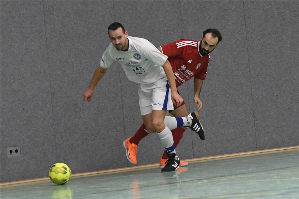 Bei der Hallenfußballstadtmeisterschaft 2024 in Castrop-Rauxel konnte sich der SV Wacker Obercastrop gegen den FC Castrop-Rauxel im Endspiel knapp mit 2:1 durchsetzen. Hier sind alle Bilder von der Vorrunde am Samstag (28. Dezember) bis zur Endrunde (29. Dezember) auf einen Blick.