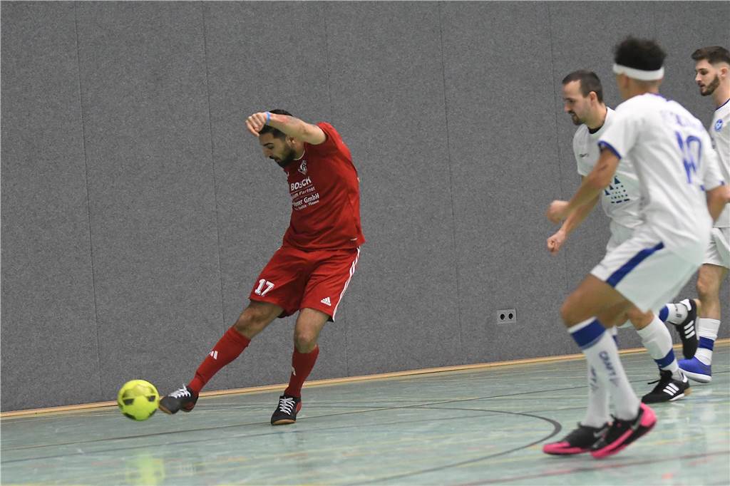 Bei der Hallenfußballstadtmeisterschaft 2024 in Castrop-Rauxel konnte sich der SV Wacker Obercastrop gegen den FC Castrop-Rauxel im Endspiel knapp mit 2:1 durchsetzen. Hier sind alle Bilder von der Vorrunde am Samstag (28. Dezember) bis zur Endrunde (29. Dezember) auf einen Blick.