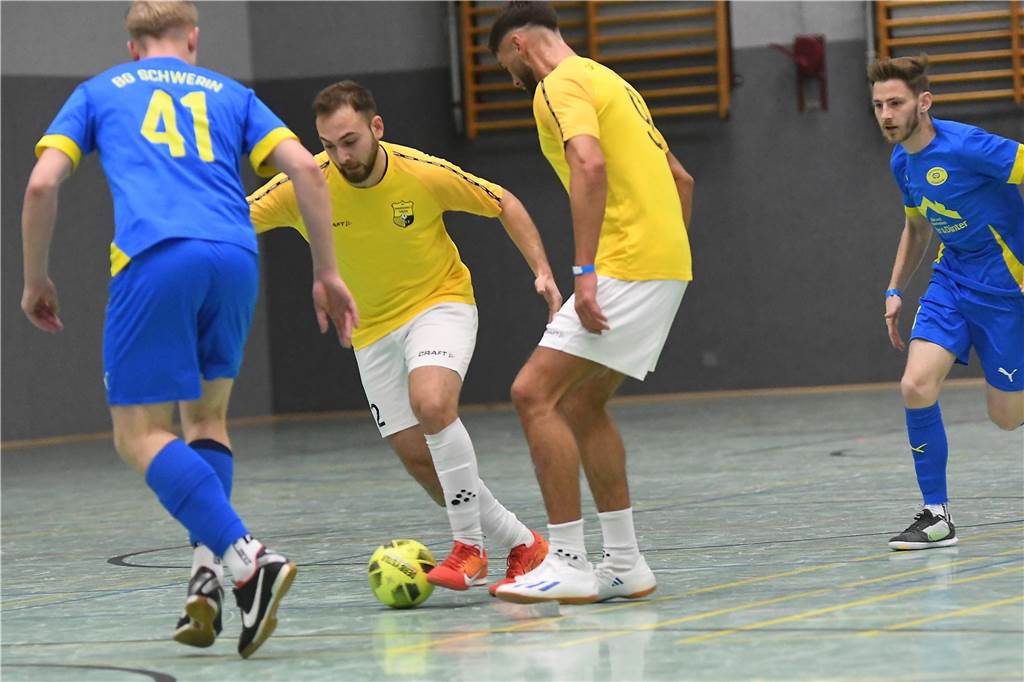 Bei der Hallenfußballstadtmeisterschaft 2024 in Castrop-Rauxel konnte sich der SV Wacker Obercastrop gegen den FC Castrop-Rauxel im Endspiel knapp mit 2:1 durchsetzen. Hier sind alle Bilder von der Vorrunde am Samstag (28. Dezember) bis zur Endrunde (29. Dezember) auf einen Blick.