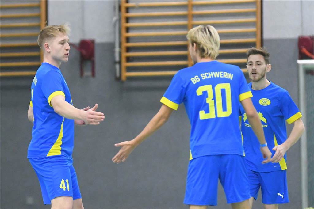 Bei der Hallenfußballstadtmeisterschaft 2024 in Castrop-Rauxel konnte sich der SV Wacker Obercastrop gegen den FC Castrop-Rauxel im Endspiel knapp mit 2:1 durchsetzen. Hier sind alle Bilder von der Vorrunde am Samstag (28. Dezember) bis zur Endrunde (29. Dezember) auf einen Blick.
