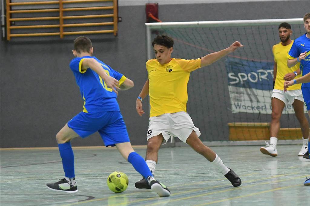 Bei der Hallenfußballstadtmeisterschaft 2024 in Castrop-Rauxel konnte sich der SV Wacker Obercastrop gegen den FC Castrop-Rauxel im Endspiel knapp mit 2:1 durchsetzen. Hier sind alle Bilder von der Vorrunde am Samstag (28. Dezember) bis zur Endrunde (29. Dezember) auf einen Blick.
