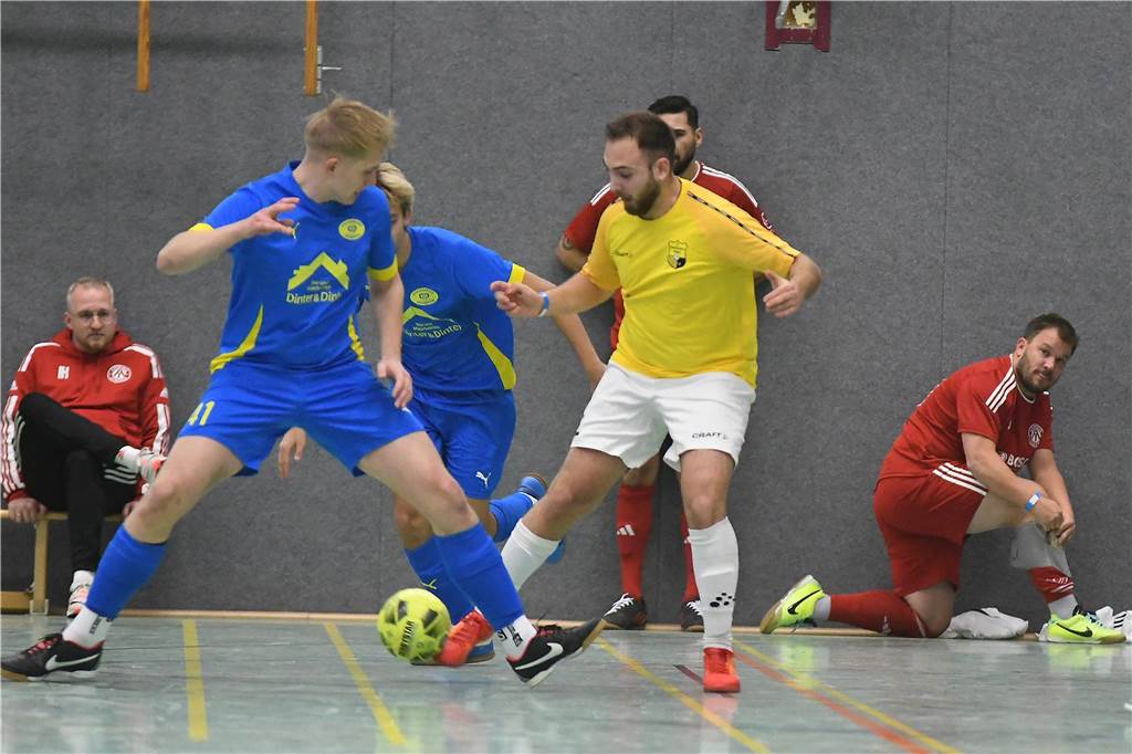 Bei der Hallenfußballstadtmeisterschaft 2024 in Castrop-Rauxel konnte sich der SV Wacker Obercastrop gegen den FC Castrop-Rauxel im Endspiel knapp mit 2:1 durchsetzen. Hier sind alle Bilder von der Vorrunde am Samstag (28. Dezember) bis zur Endrunde (29. Dezember) auf einen Blick.