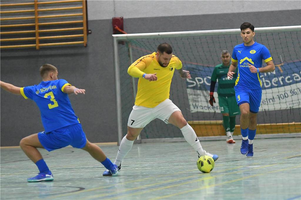 Bei der Hallenfußballstadtmeisterschaft 2024 in Castrop-Rauxel konnte sich der SV Wacker Obercastrop gegen den FC Castrop-Rauxel im Endspiel knapp mit 2:1 durchsetzen. Hier sind alle Bilder von der Vorrunde am Samstag (28. Dezember) bis zur Endrunde (29. Dezember) auf einen Blick.