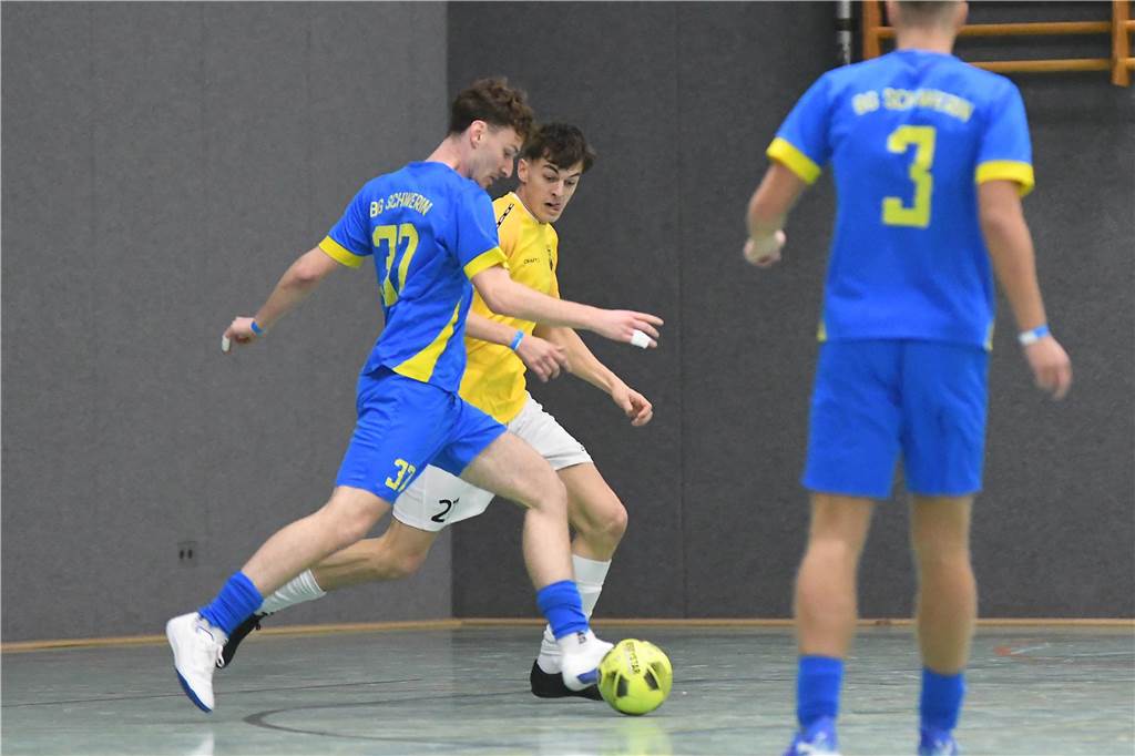 Bei der Hallenfußballstadtmeisterschaft 2024 in Castrop-Rauxel konnte sich der SV Wacker Obercastrop gegen den FC Castrop-Rauxel im Endspiel knapp mit 2:1 durchsetzen. Hier sind alle Bilder von der Vorrunde am Samstag (28. Dezember) bis zur Endrunde (29. Dezember) auf einen Blick.