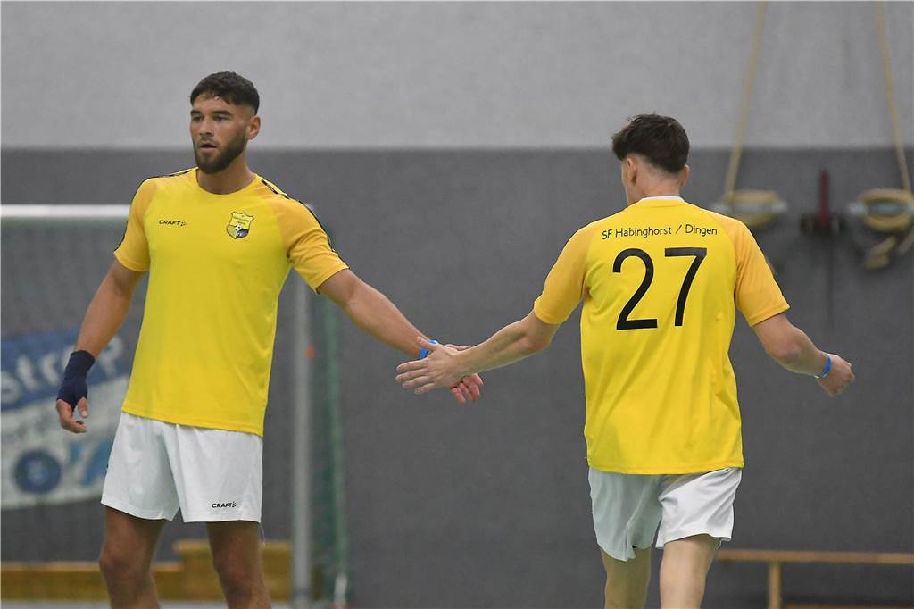 Bei der Hallenfußballstadtmeisterschaft 2024 in Castrop-Rauxel konnte sich der SV Wacker Obercastrop gegen den FC Castrop-Rauxel im Endspiel knapp mit 2:1 durchsetzen. Hier sind alle Bilder von der Vorrunde am Samstag (28. Dezember) bis zur Endrunde (29. Dezember) auf einen Blick.