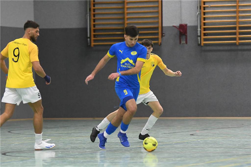 Bei der Hallenfußballstadtmeisterschaft 2024 in Castrop-Rauxel konnte sich der SV Wacker Obercastrop gegen den FC Castrop-Rauxel im Endspiel knapp mit 2:1 durchsetzen. Hier sind alle Bilder von der Vorrunde am Samstag (28. Dezember) bis zur Endrunde (29. Dezember) auf einen Blick.