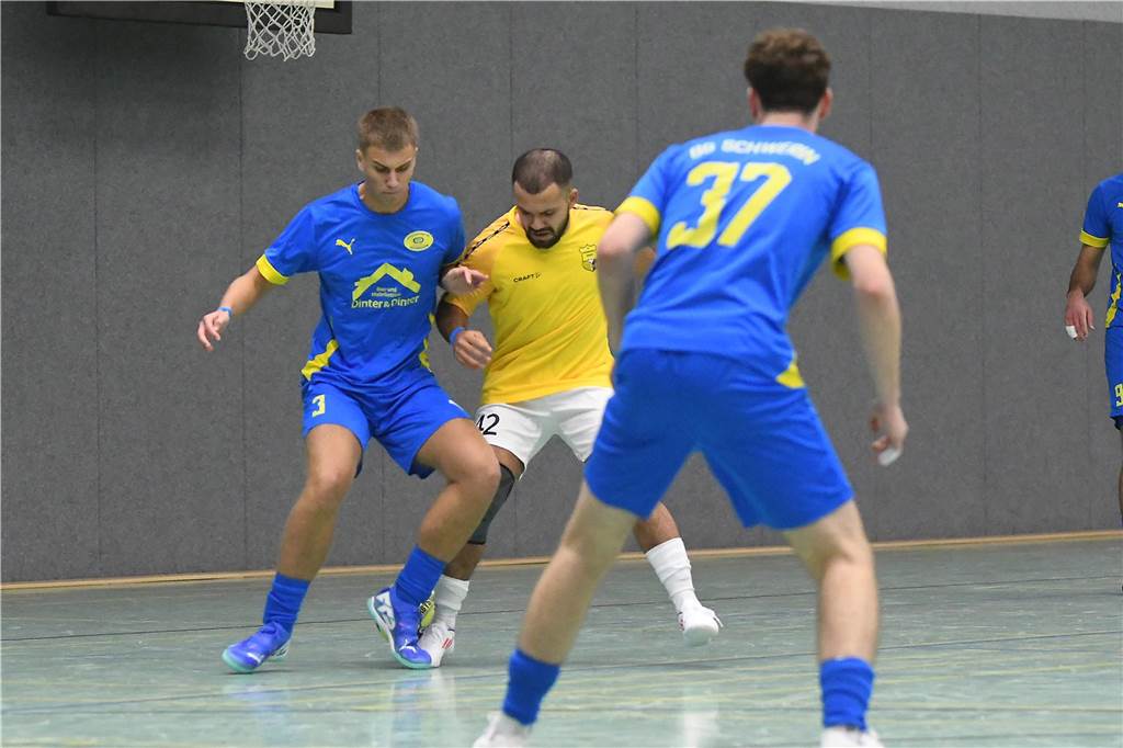 Bei der Hallenfußballstadtmeisterschaft 2024 in Castrop-Rauxel konnte sich der SV Wacker Obercastrop gegen den FC Castrop-Rauxel im Endspiel knapp mit 2:1 durchsetzen. Hier sind alle Bilder von der Vorrunde am Samstag (28. Dezember) bis zur Endrunde (29. Dezember) auf einen Blick.