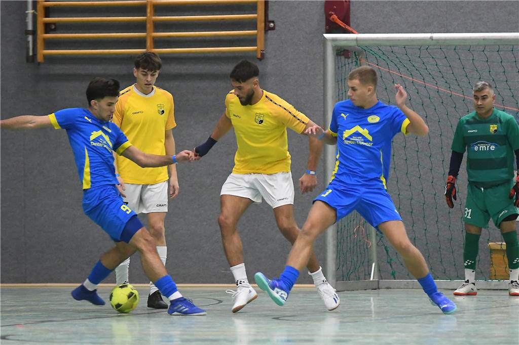 Bei der Hallenfußballstadtmeisterschaft 2024 in Castrop-Rauxel konnte sich der SV Wacker Obercastrop gegen den FC Castrop-Rauxel im Endspiel knapp mit 2:1 durchsetzen. Hier sind alle Bilder von der Vorrunde am Samstag (28. Dezember) bis zur Endrunde (29. Dezember) auf einen Blick.