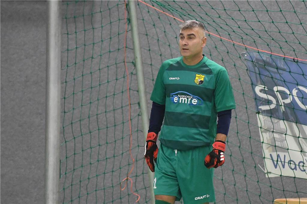 Bei der Hallenfußballstadtmeisterschaft 2024 in Castrop-Rauxel konnte sich der SV Wacker Obercastrop gegen den FC Castrop-Rauxel im Endspiel knapp mit 2:1 durchsetzen. Hier sind alle Bilder von der Vorrunde am Samstag (28. Dezember) bis zur Endrunde (29. Dezember) auf einen Blick.