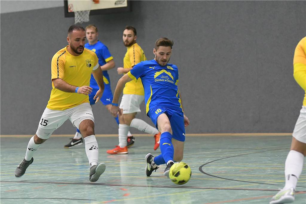 Bei der Hallenfußballstadtmeisterschaft 2024 in Castrop-Rauxel konnte sich der SV Wacker Obercastrop gegen den FC Castrop-Rauxel im Endspiel knapp mit 2:1 durchsetzen. Hier sind alle Bilder von der Vorrunde am Samstag (28. Dezember) bis zur Endrunde (29. Dezember) auf einen Blick.