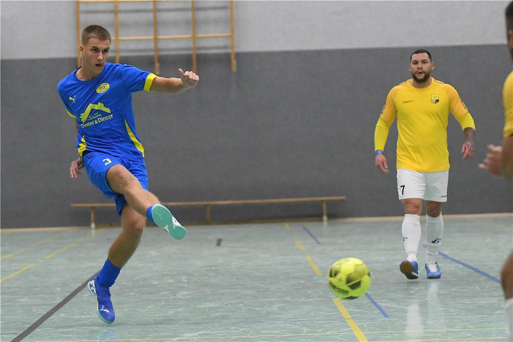 Bei der Hallenfußballstadtmeisterschaft 2024 in Castrop-Rauxel konnte sich der SV Wacker Obercastrop gegen den FC Castrop-Rauxel im Endspiel knapp mit 2:1 durchsetzen. Hier sind alle Bilder von der Vorrunde am Samstag (28. Dezember) bis zur Endrunde (29. Dezember) auf einen Blick.