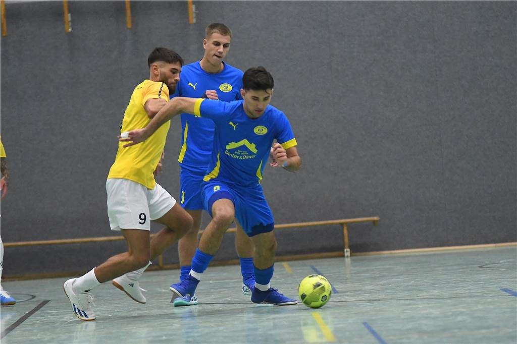 Bei der Hallenfußballstadtmeisterschaft 2024 in Castrop-Rauxel konnte sich der SV Wacker Obercastrop gegen den FC Castrop-Rauxel im Endspiel knapp mit 2:1 durchsetzen. Hier sind alle Bilder von der Vorrunde am Samstag (28. Dezember) bis zur Endrunde (29. Dezember) auf einen Blick.