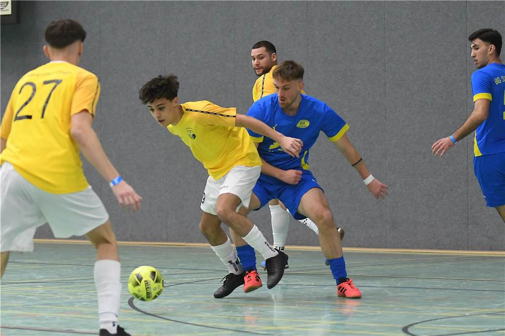 Bei der Hallenfußballstadtmeisterschaft 2024 in Castrop-Rauxel konnte sich der SV Wacker Obercastrop gegen den FC Castrop-Rauxel im Endspiel knapp mit 2:1 durchsetzen. Hier sind alle Bilder von der Vorrunde am Samstag (28. Dezember) bis zur Endrunde (29. Dezember) auf einen Blick.