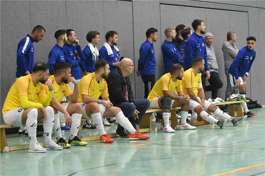 Bei der Hallenfußballstadtmeisterschaft 2024 in Castrop-Rauxel konnte sich der SV Wacker Obercastrop gegen den FC Castrop-Rauxel im Endspiel knapp mit 2:1 durchsetzen. Hier sind alle Bilder von der Vorrunde am Samstag (28. Dezember) bis zur Endrunde (29. Dezember) auf einen Blick.