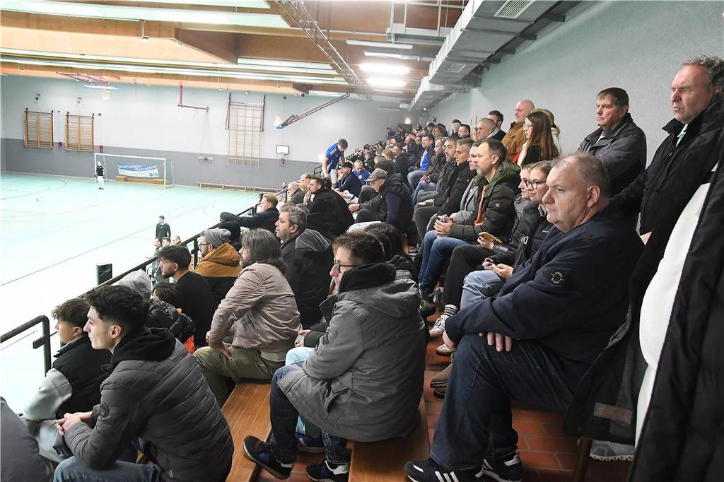 Bei der Hallenfußballstadtmeisterschaft 2024 in Castrop-Rauxel konnte sich der SV Wacker Obercastrop gegen den FC Castrop-Rauxel im Endspiel knapp mit 2:1 durchsetzen. Hier sind alle Bilder von der Vorrunde am Samstag (28. Dezember) bis zur Endrunde (29. Dezember) auf einen Blick.