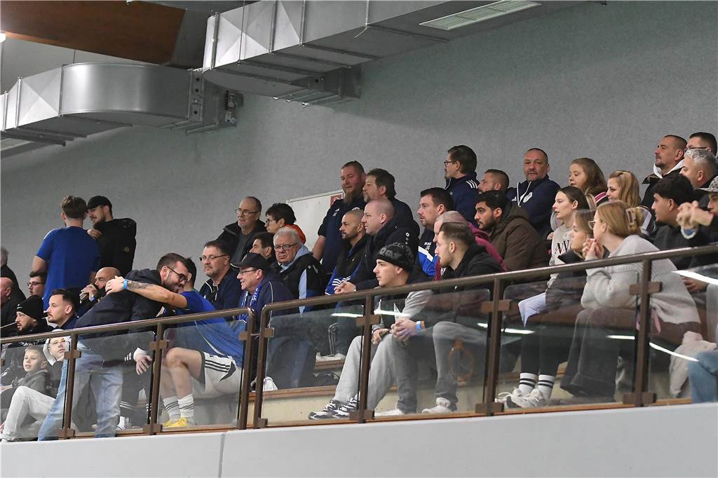 Bei der Hallenfußballstadtmeisterschaft 2024 in Castrop-Rauxel konnte sich der SV Wacker Obercastrop gegen den FC Castrop-Rauxel im Endspiel knapp mit 2:1 durchsetzen. Hier sind alle Bilder von der Vorrunde am Samstag (28. Dezember) bis zur Endrunde (29. Dezember) auf einen Blick.