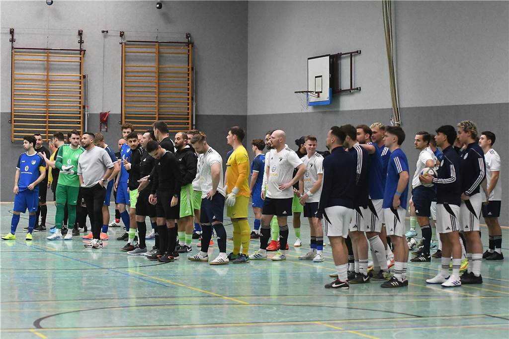 Bei der Hallenfußballstadtmeisterschaft 2024 in Castrop-Rauxel konnte sich der SV Wacker Obercastrop gegen den FC Castrop-Rauxel im Endspiel knapp mit 2:1 durchsetzen. Hier sind alle Bilder von der Vorrunde am Samstag (28. Dezember) bis zur Endrunde (29. Dezember) auf einen Blick.