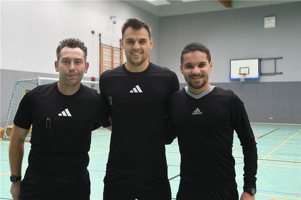 Bei der Hallenfußballstadtmeisterschaft 2024 in Castrop-Rauxel konnte sich der SV Wacker Obercastrop gegen den FC Castrop-Rauxel im Endspiel knapp mit 2:1 durchsetzen. Hier sind alle Bilder von der Vorrunde am Samstag (28. Dezember) bis zur Endrunde (29. Dezember) auf einen Blick.