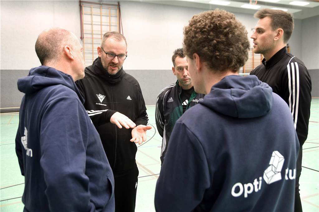 Bei der Hallenfußballstadtmeisterschaft 2024 in Castrop-Rauxel konnte sich der SV Wacker Obercastrop gegen den FC Castrop-Rauxel im Endspiel knapp mit 2:1 durchsetzen. Hier sind alle Bilder von der Vorrunde am Samstag (28. Dezember) bis zur Endrunde (29. Dezember) auf einen Blick.
