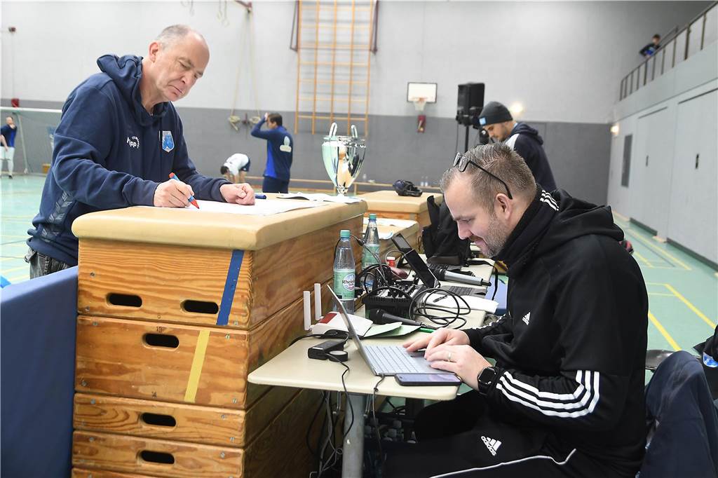 Bei der Hallenfußballstadtmeisterschaft 2024 in Castrop-Rauxel konnte sich der SV Wacker Obercastrop gegen den FC Castrop-Rauxel im Endspiel knapp mit 2:1 durchsetzen. Hier sind alle Bilder von der Vorrunde am Samstag (28. Dezember) bis zur Endrunde (29. Dezember) auf einen Blick.