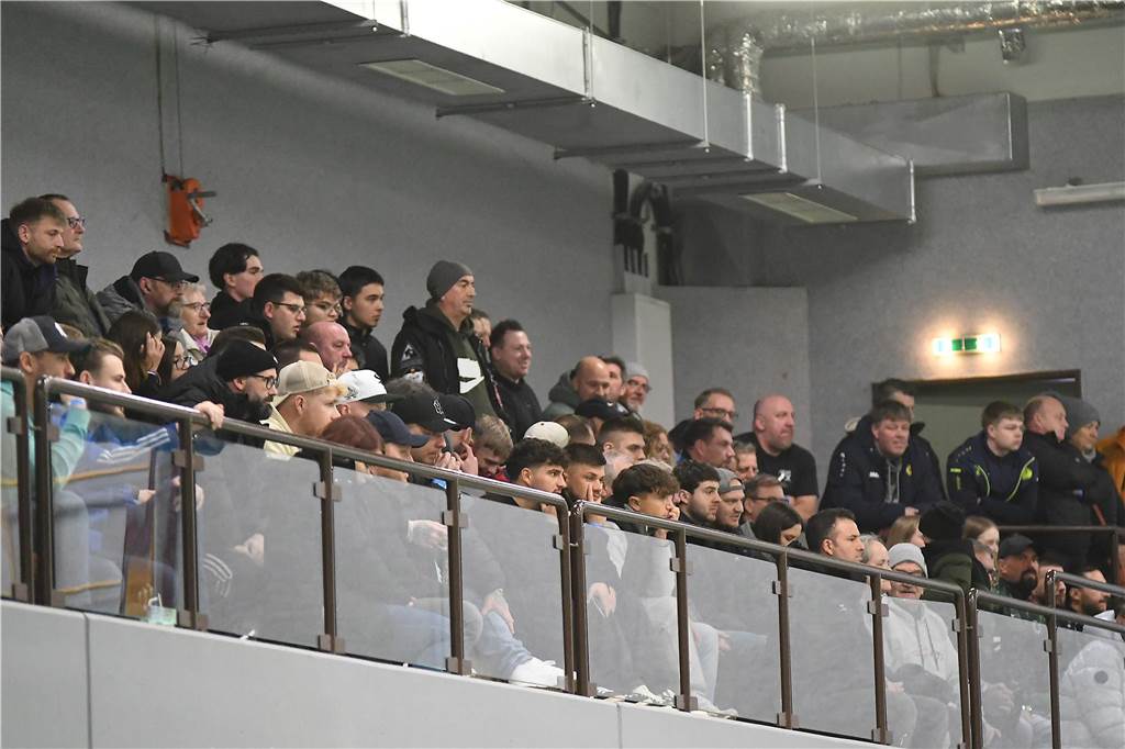 Bei der Hallenfußballstadtmeisterschaft 2024 in Castrop-Rauxel konnte sich der SV Wacker Obercastrop gegen den FC Castrop-Rauxel im Endspiel knapp mit 2:1 durchsetzen. Hier sind alle Bilder von der Vorrunde am Samstag (28. Dezember) bis zur Endrunde (29. Dezember) auf einen Blick.