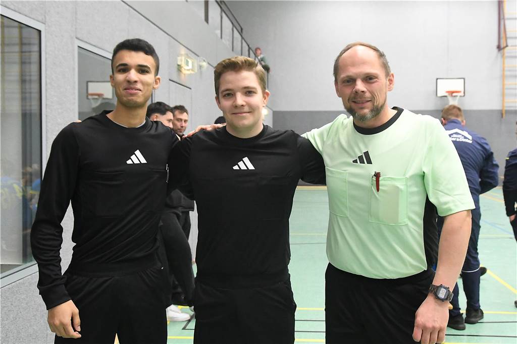 Bei der Hallenfußballstadtmeisterschaft 2024 in Castrop-Rauxel konnte sich der SV Wacker Obercastrop gegen den FC Castrop-Rauxel im Endspiel knapp mit 2:1 durchsetzen. Hier sind alle Bilder von der Vorrunde am Samstag (28. Dezember) bis zur Endrunde (29. Dezember) auf einen Blick.
