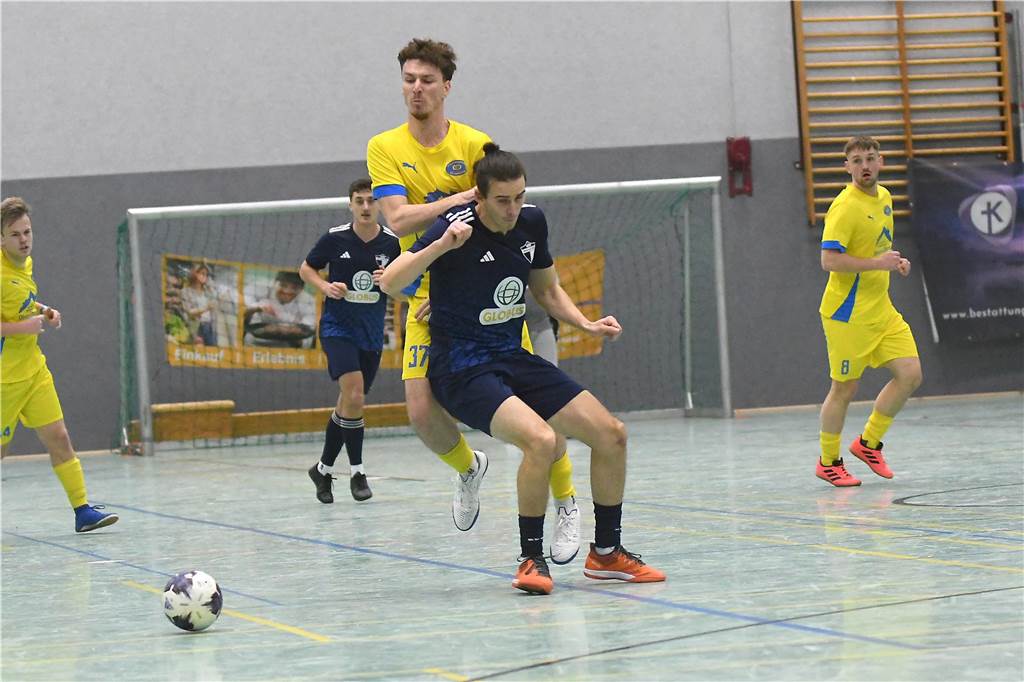 Bei der Hallenfußballstadtmeisterschaft 2024 in Castrop-Rauxel konnte sich der SV Wacker Obercastrop gegen den FC Castrop-Rauxel im Endspiel knapp mit 2:1 durchsetzen. Hier sind alle Bilder von der Vorrunde am Samstag (28. Dezember) bis zur Endrunde (29. Dezember) auf einen Blick.