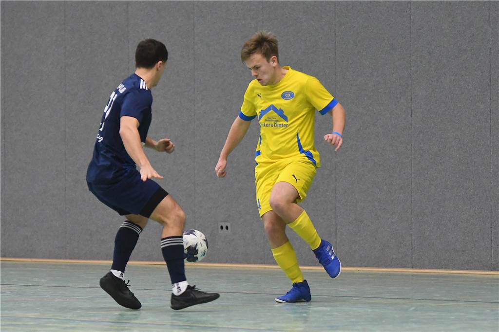 Bei der Hallenfußballstadtmeisterschaft 2024 in Castrop-Rauxel konnte sich der SV Wacker Obercastrop gegen den FC Castrop-Rauxel im Endspiel knapp mit 2:1 durchsetzen. Hier sind alle Bilder von der Vorrunde am Samstag (28. Dezember) bis zur Endrunde (29. Dezember) auf einen Blick.