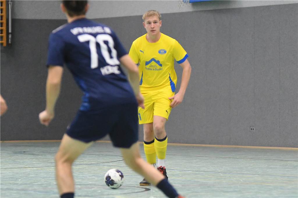 Bei der Hallenfußballstadtmeisterschaft 2024 in Castrop-Rauxel konnte sich der SV Wacker Obercastrop gegen den FC Castrop-Rauxel im Endspiel knapp mit 2:1 durchsetzen. Hier sind alle Bilder von der Vorrunde am Samstag (28. Dezember) bis zur Endrunde (29. Dezember) auf einen Blick.
