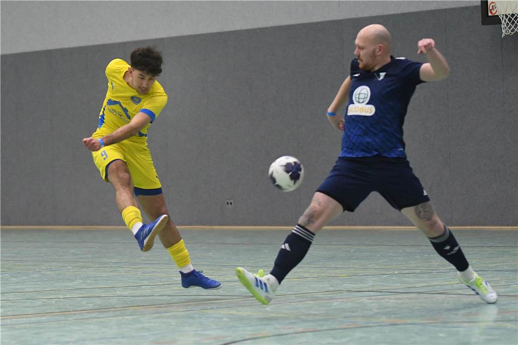 Bei der Hallenfußballstadtmeisterschaft 2024 in Castrop-Rauxel konnte sich der SV Wacker Obercastrop gegen den FC Castrop-Rauxel im Endspiel knapp mit 2:1 durchsetzen. Hier sind alle Bilder von der Vorrunde am Samstag (28. Dezember) bis zur Endrunde (29. Dezember) auf einen Blick.
